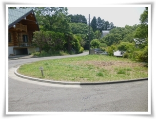 伊豆の富士見ニュータウン別荘地内の平坦地　二方向道路に面した日当りの良い土地です。